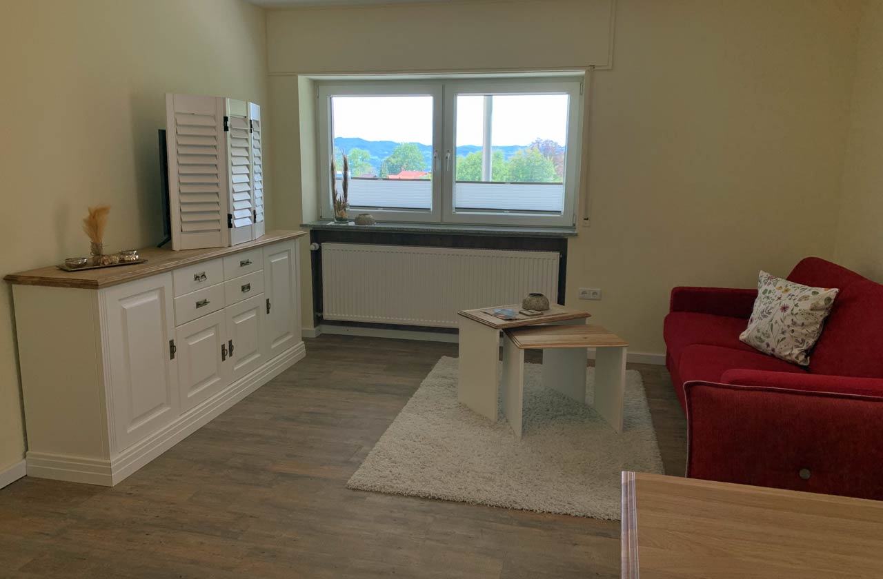 Ferienwohnung Flieder (Foto 01). Ferienpark Hesselhof - Ferienwohnungen und Wellnessanlage in Rimbach, Odenwald. Zu sehen ist der Wohnbereich.