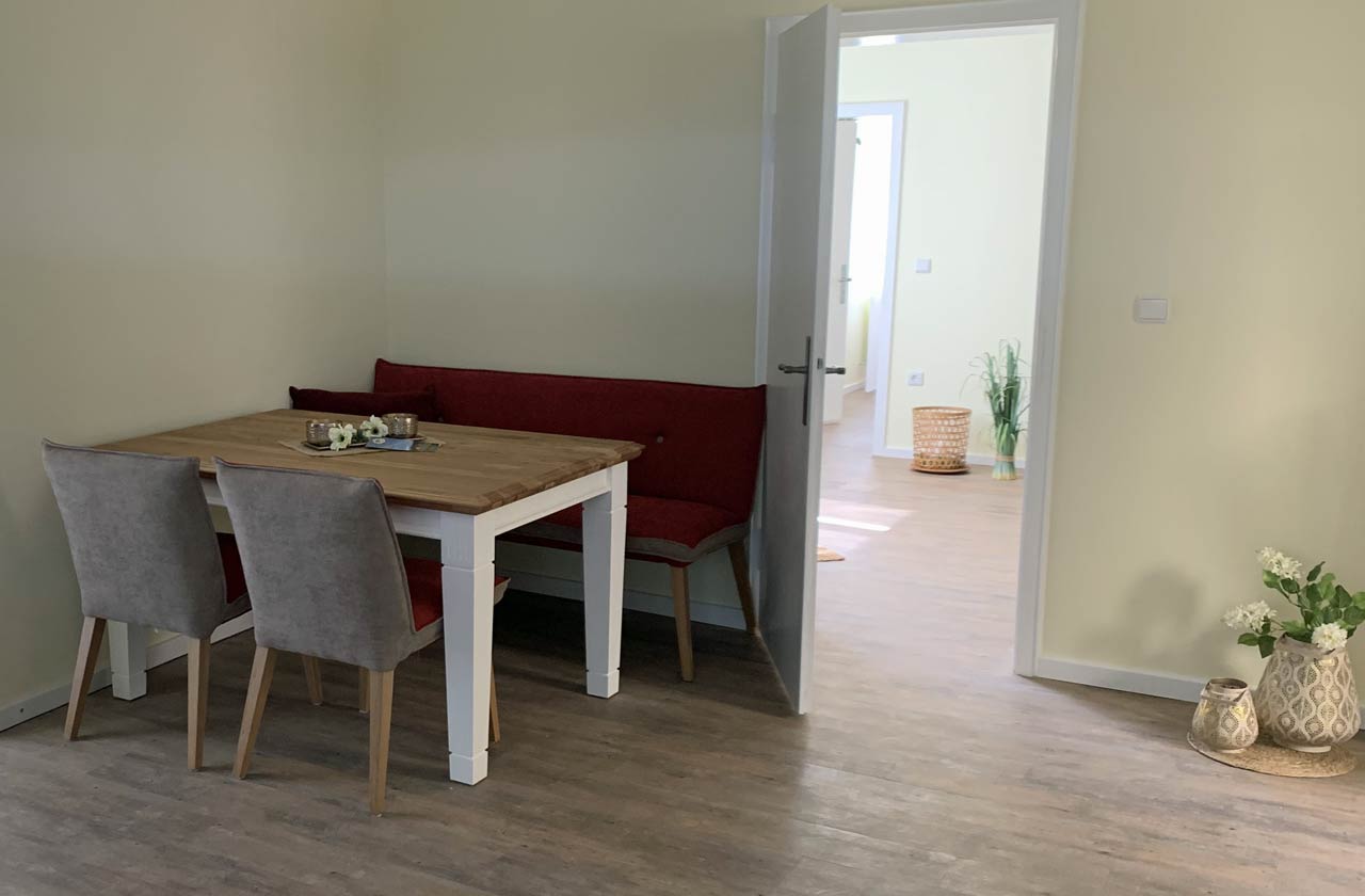 Ferienwohnung Flieder (Foto 02). Ferienpark Hesselhof - Ferienwohnungen und Wellnessanlage in Rimbach, Odenwald. Zu sehen ist der Essbereich.