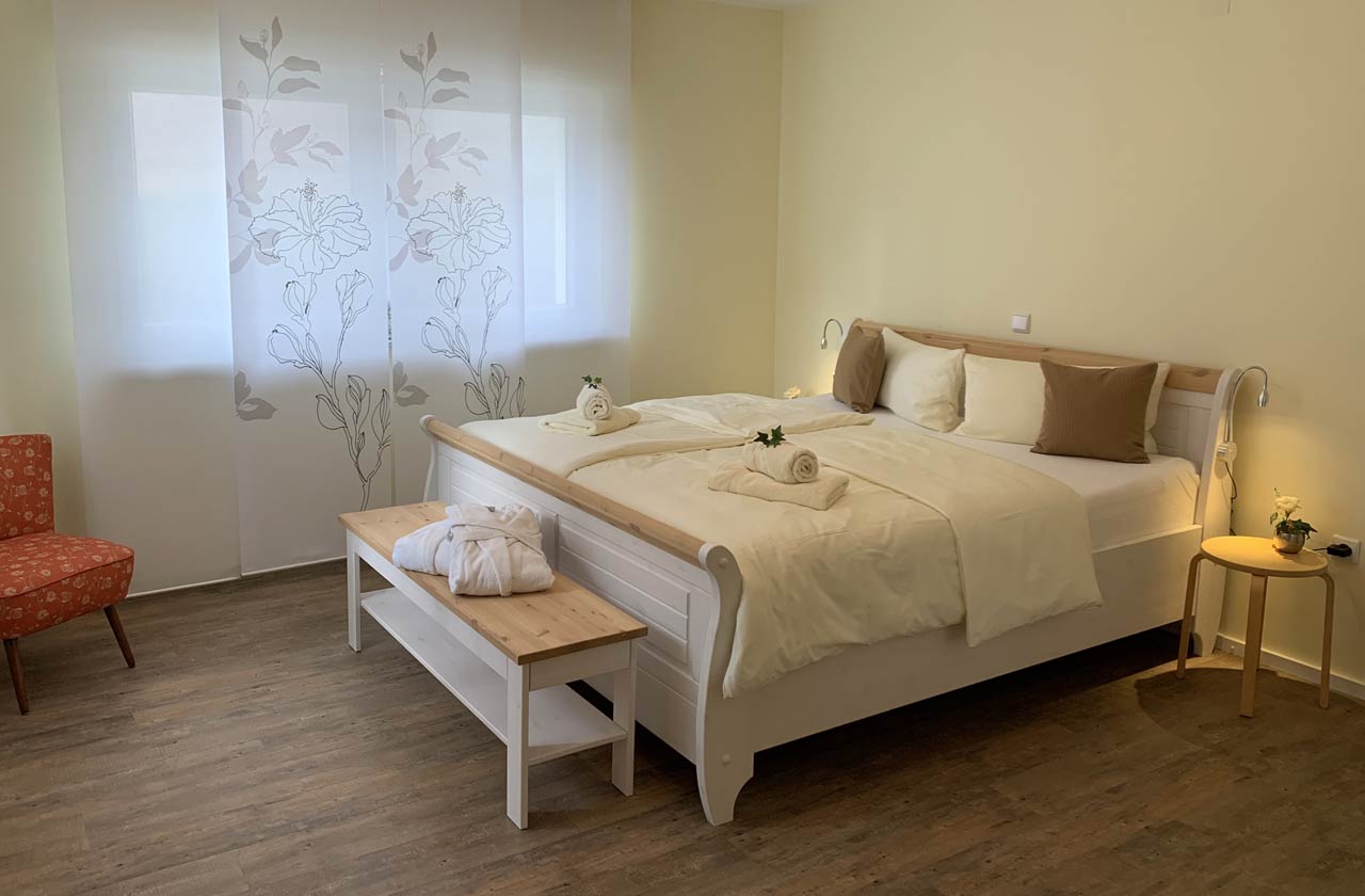Ferienwohnung Flieder (Foto 05). Ferienpark Hesselhof - Ferienwohnungen und Wellnessanlage in Rimbach, Odenwald. Zu sehen ist das Schlafzimmer.
